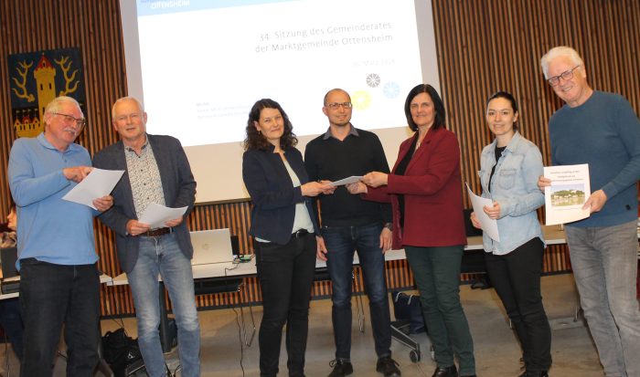 Übergabe der Online-Petition zum Erhalt des Rodlgeländes (c) MeinBezirk / Gernot Fohle